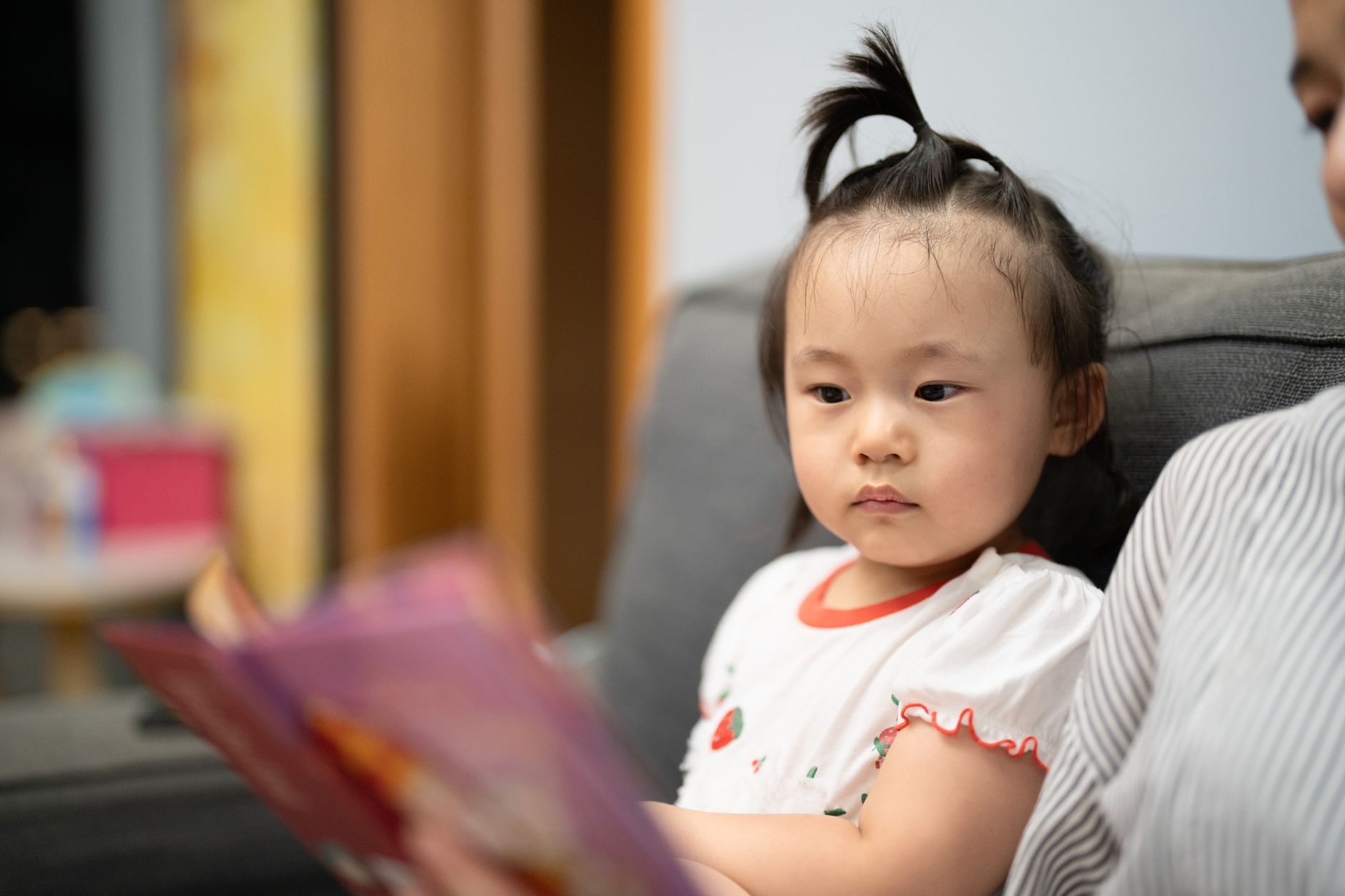 집에서 그림책을 읽는 아이