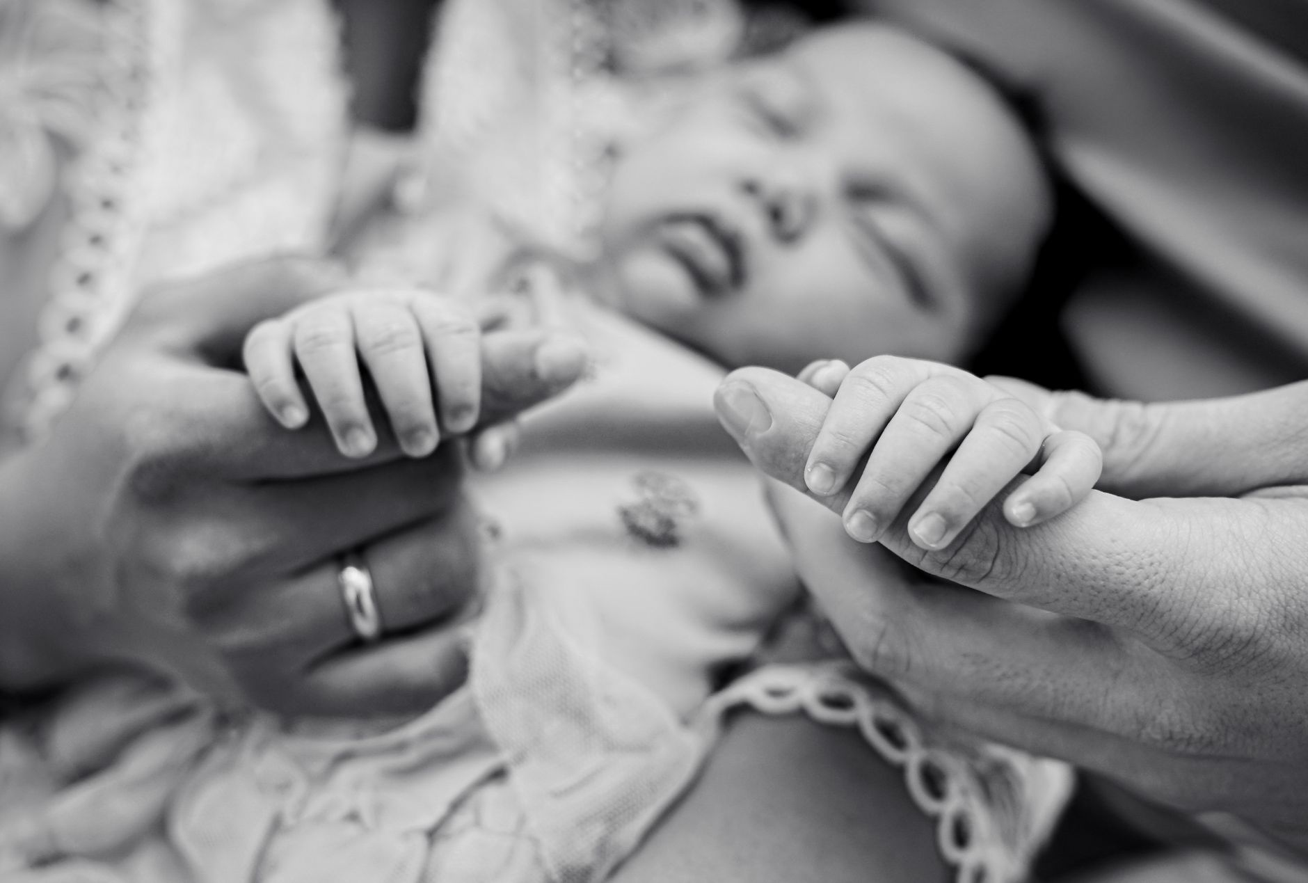 잠든 신생아와 부모의 손