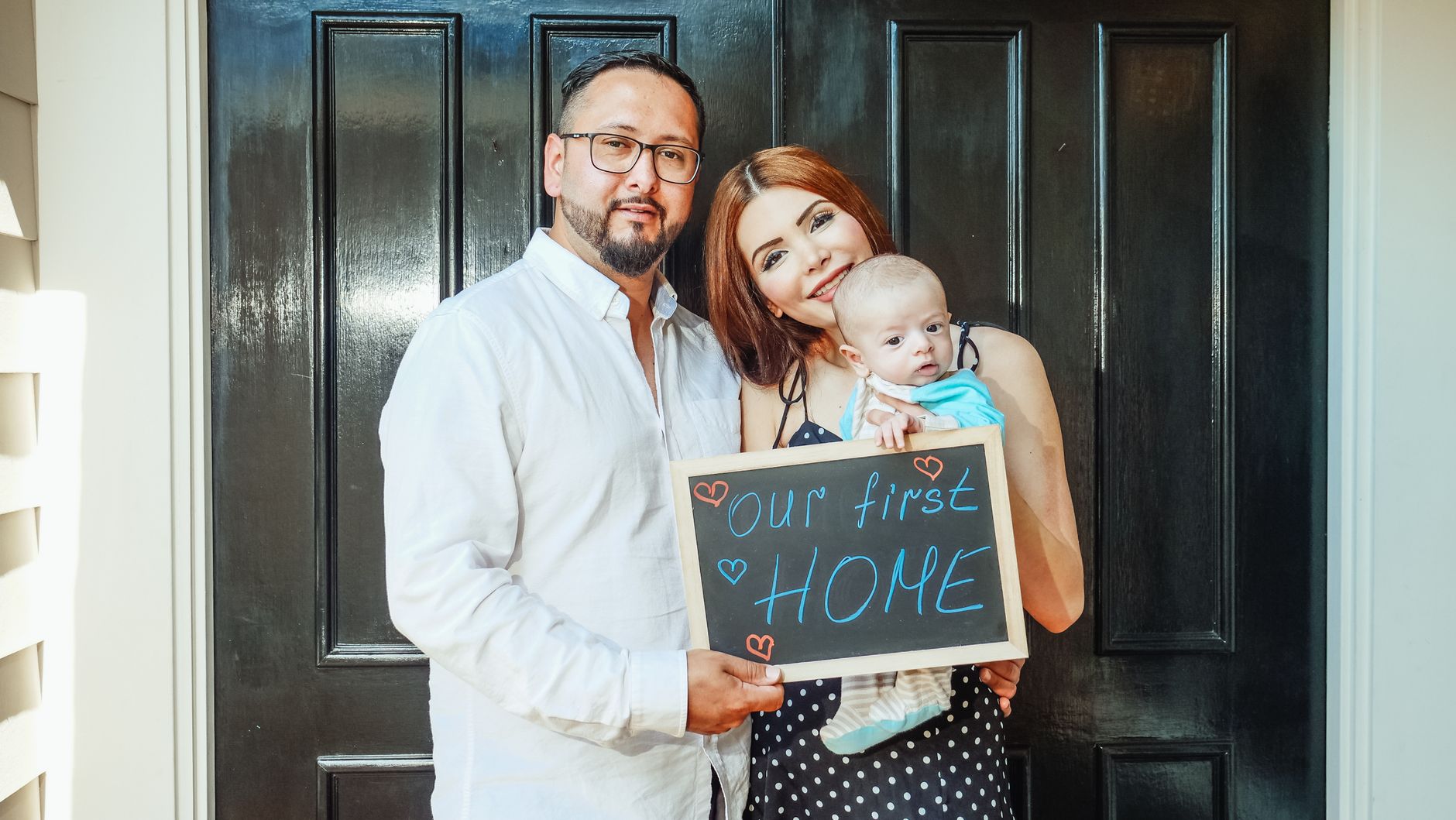 새 집에서 아기를 안고 있는 젊은 부부