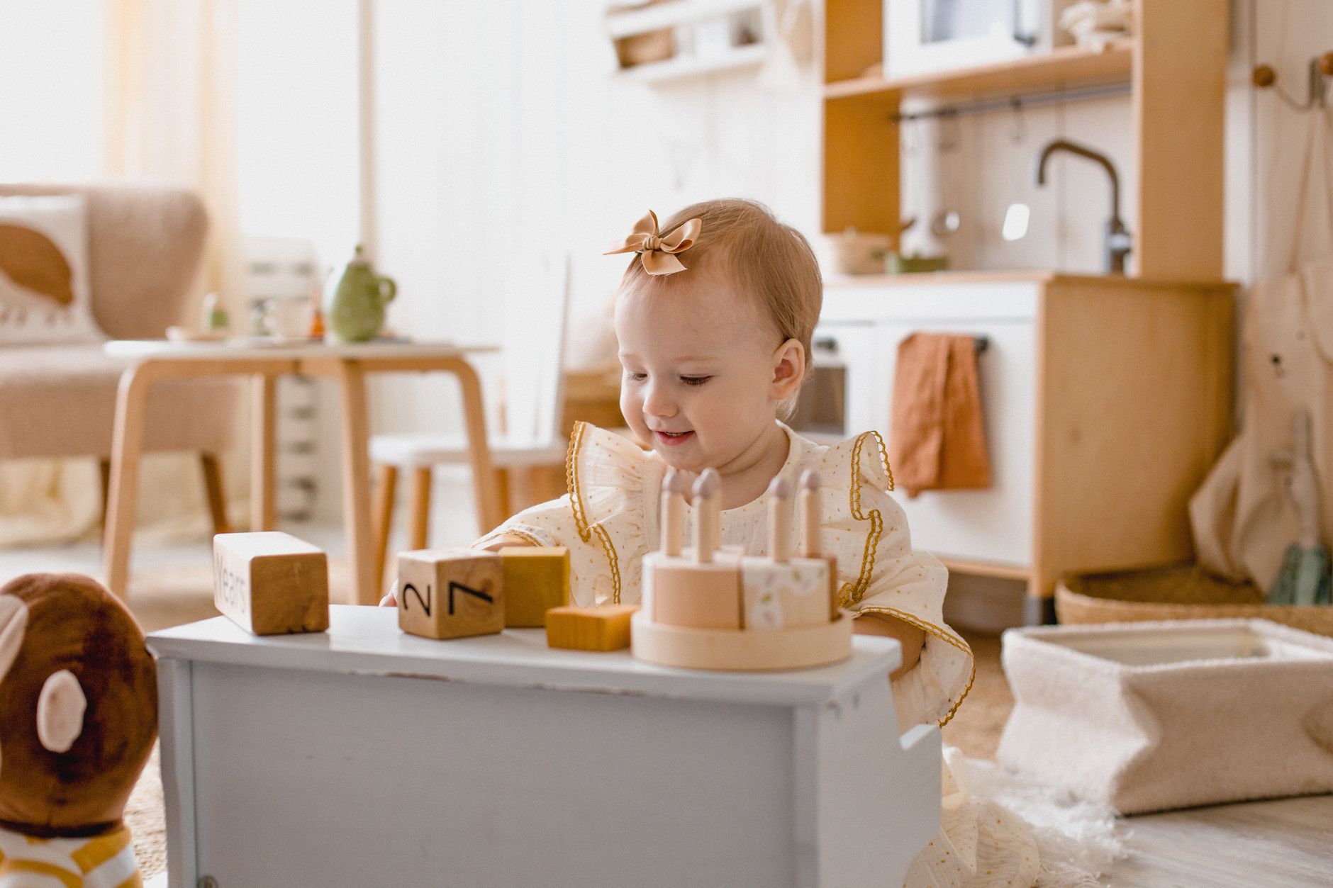 집에서 나무 장난감을 갖고 노는 아이