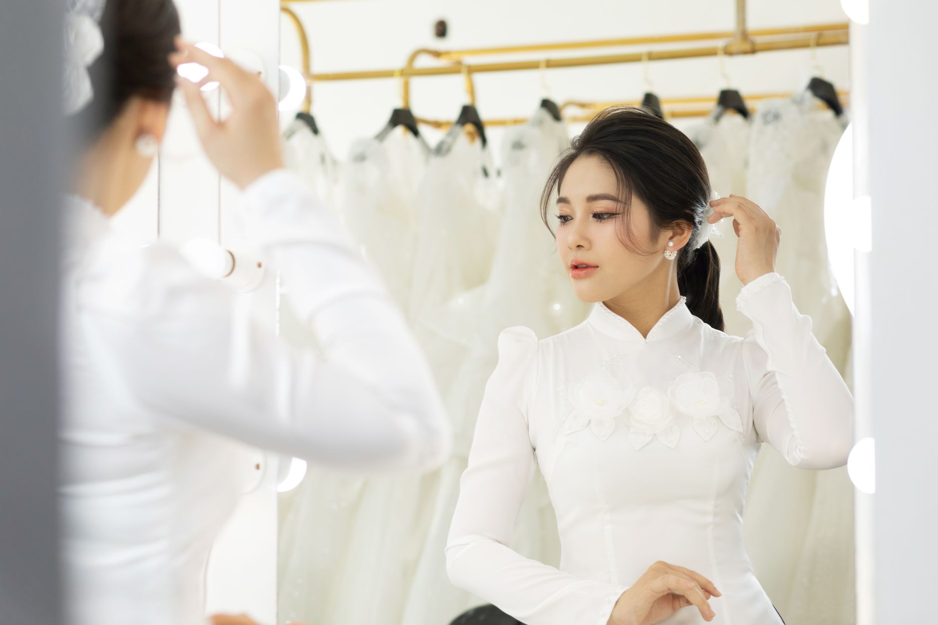 웨딩드레스가 걸린 드레스샵